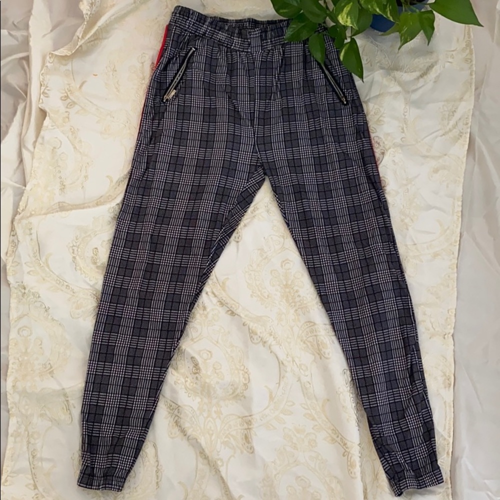🖤Plaid joggers with Red accents🖤